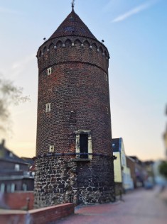 Der Siebenteufels-Turm. Der letzte erhaltenen Wehrturm aus dem Jahr 1502 mit Teilen der alten Wehrmauer. Das Bild wurde freundlicherweise zur Verfügung gestellt von Tomasz Busse von http://www.tomaszphotographie.de/. 